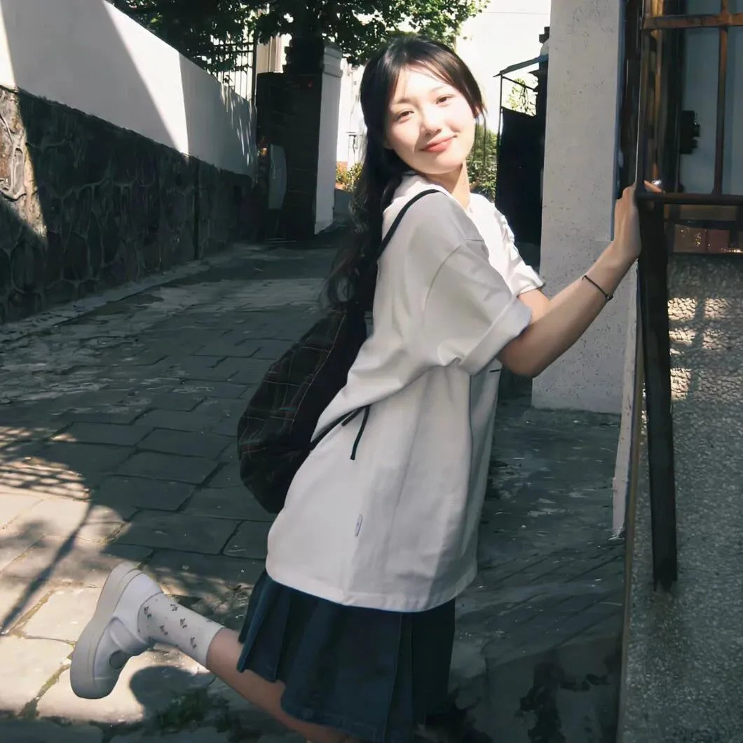 穿风信子蓝的少女